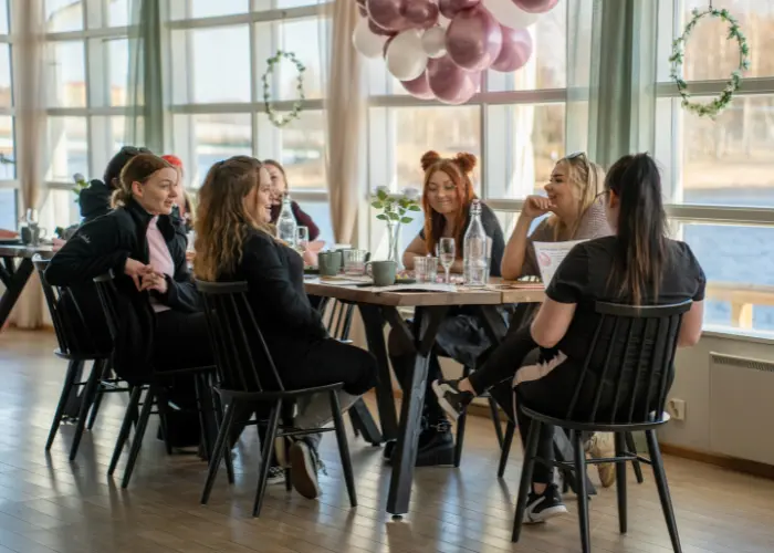 Seurue ruokailemassa catering-tilaisuudessa Oulun Hietasaaressa