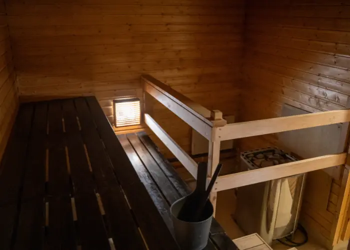 Seelarin puulämminhenkinen sauna, puiset lauteet ja kiuas Oulun Hietasaaressa